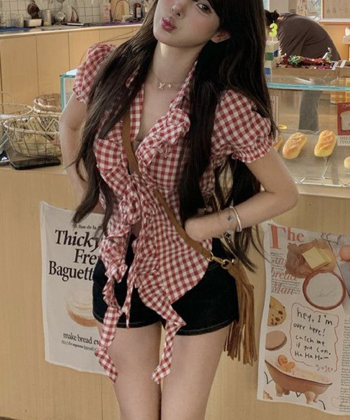 HALEY PESCA（ヘーリーペスカ）の「HALEY PESCA/フロントタイギンガムチェック　パフスリーブトップス（Tシャツ/カットソー・レディース・レッド・MEDIUM/SMALL）」の4枚目の写真