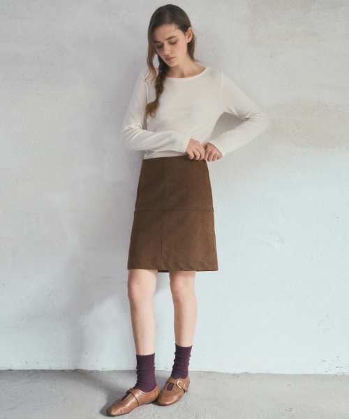 OURNOSTALGIA（アワー ノスタルジア）の「Punch Fake Suede Midi Skir_Camel(O25-SK19)（スカート・レディース・キャメル・MEDIUM/SMALL）」の3枚目の写真