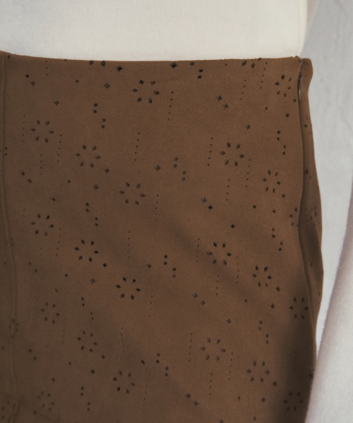 OURNOSTALGIA（アワー ノスタルジア）の「Punch Fake Suede Midi Skir_Camel(O25-SK19)（スカート・レディース・キャメル・MEDIUM/SMALL）」の4枚目の写真