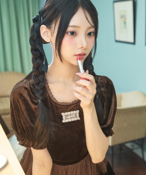 Lovilyn(ラヴィリン)の「レースロゴベロアトップス(Tシャツ/カットソー・レディース・ブラウン/ホワイト・FREE)」の1枚目の写真