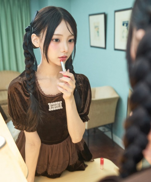 Lovilyn(ラヴィリン)の「レースロゴベロアトップス(Tシャツ/カットソー・レディース・ブラウン/ホワイト・FREE)」の11枚目の写真