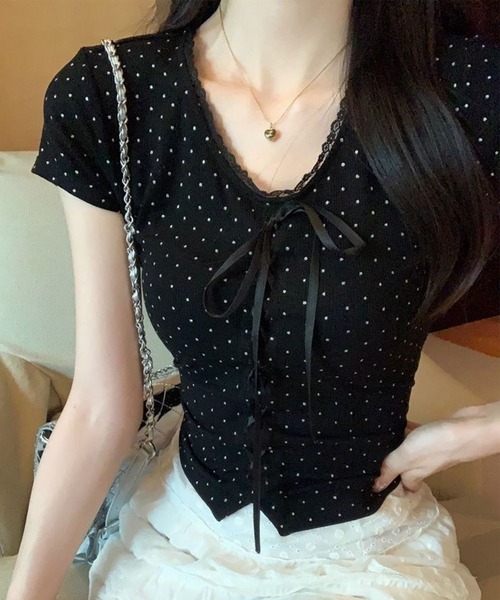 GLAMOROUS JANE(グラマラスジェーン)の「ドット柄レースアップ半袖トップス(Tシャツ/カットソー・レディース・ブラック・FREE)」の2枚目の写真