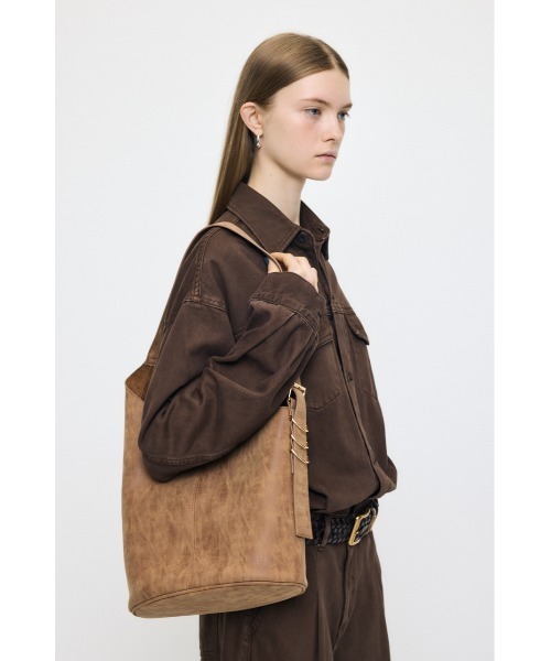 MOUSSY(マウジー)の「【26年AW新作】【EC限定】ONE HANDLE BUCKET バッグ(ショルダーバッグ・レディース・ブラウン/ライトブラック・FREE)」の7枚目の写真