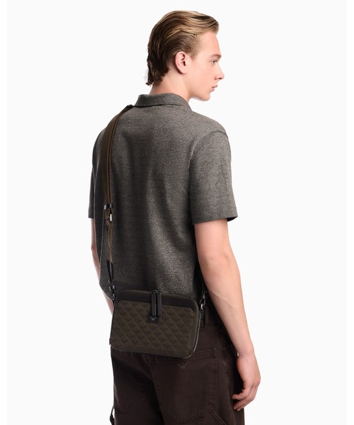 EMPORIO ARMANI(エンポリオアルマーニ)の「【エンポリオ アルマーニ】ロゴ型押し レザー クロスボディ カメラバッグ(ショルダーバッグ・メンズ・ダークネイビー/オリーブ・FREE)」の8枚目の写真