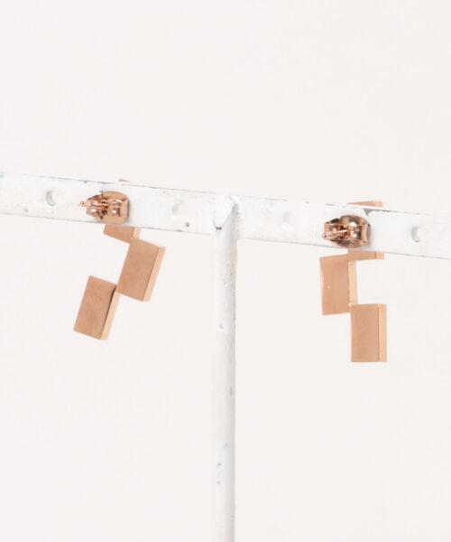 Daniel Wellington（ダニエルウェリントン）の「Bric Earrings Drop Crystal / Enamel（ピアス（両耳用）・レディース・ピンクゴールド/イエローゴールド・ONE SIZE）」の4枚目の写真