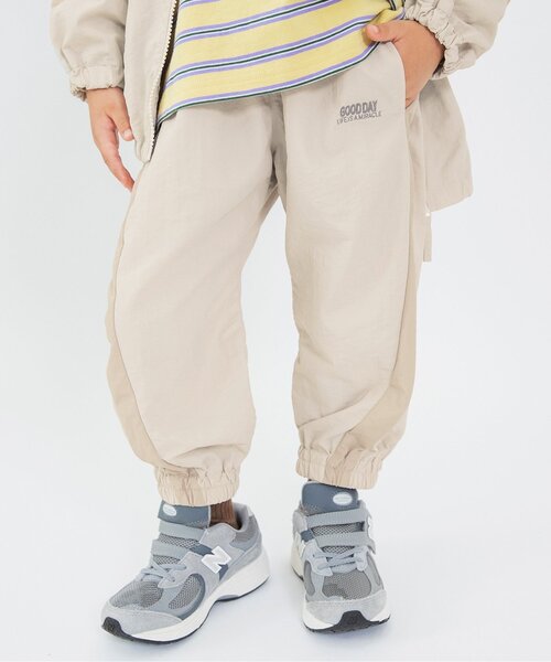 BREEZE(ブリーズ)の「【撥水】ラインアクティブ ナイロンパンツ_セットアップ可(その他パンツ・キッズ・グレー/マスタード/ブルー/クリーム・90/100/130/120/110/140/150)」の1枚目の写真