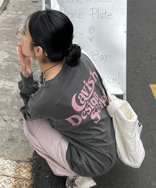 Cavish(カビシ)の「PIGMENT SELLER LOGO LS TEE CHARCOAL(CV2ESUT552A)(Tシャツ/カットソー・レディース・チャコール・SMALL/MEDIUM/LARGE/X-LARGE)」の1枚目の写真