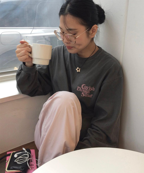 Cavish(カビシ)の「PIGMENT SELLER LOGO LS TEE CHARCOAL(CV2ESUT552A)(Tシャツ/カットソー・レディース・チャコール・SMALL/MEDIUM/LARGE/X-LARGE)」の8枚目の写真