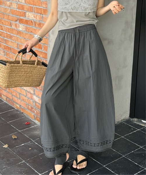 &soiree(アンドソワレ)の「裾デザイン入りカーブイージーパンツ(その他パンツ・レディース・ホワイト/ブラック/グレー/チャコール・MEDIUM/LARGE/X-LARGE/SMALL)」の4枚目の写真