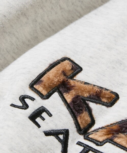 FREAK'S STORE（フリークスストア）の「KAVU/カブー 限定展開 KAVU × FREAK'S STORE / 別注 KV レオパードロゴ スウェット（スウェット・メンズ・ベージュ/アッシュグレー/スミクロ・LARGE/MEDIUM/SMALL）」の14枚目の写真