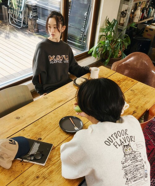 FREAK'S STORE（フリークスストア）の「KAVU/カブー 限定展開 KAVU × FREAK'S STORE / 別注 KV レオパードロゴ スウェット（スウェット・メンズ・ベージュ/アッシュグレー/スミクロ・LARGE/MEDIUM/SMALL）」の18枚目の写真