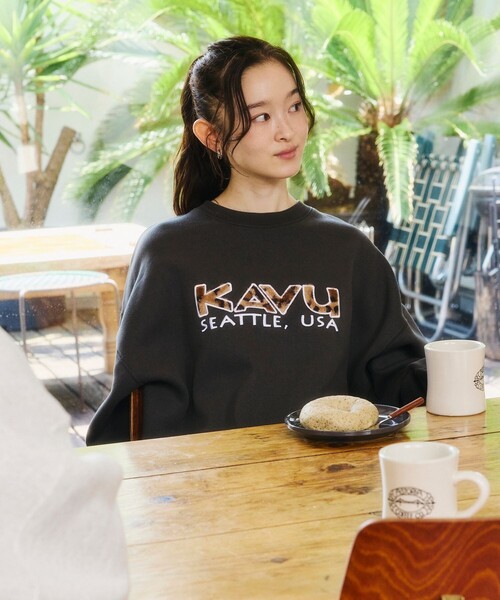 FREAK'S STORE（フリークスストア）の「KAVU/カブー 限定展開 KAVU × FREAK'S STORE / 別注 KV レオパードロゴ スウェット（スウェット・メンズ・ベージュ/アッシュグレー/スミクロ・LARGE/MEDIUM/SMALL）」の7枚目の写真