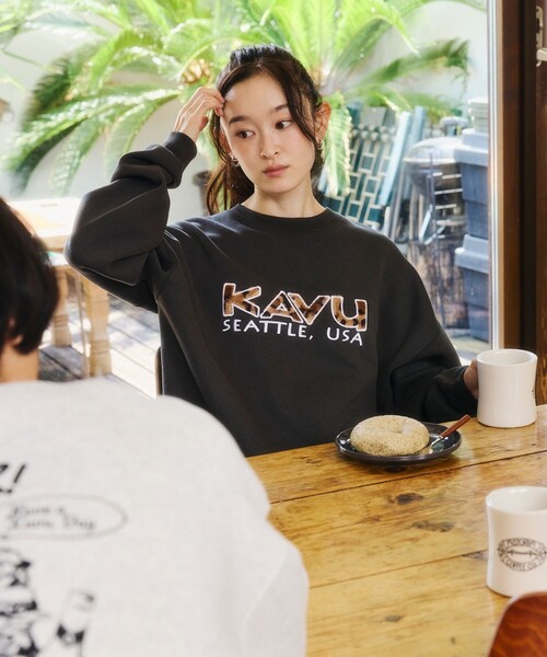 FREAK'S STORE（フリークスストア）の「KAVU/カブー 限定展開 KAVU × FREAK'S STORE / 別注 KV レオパードロゴ スウェット（スウェット・メンズ・ベージュ/アッシュグレー/スミクロ・LARGE/MEDIUM/SMALL）」の8枚目の写真