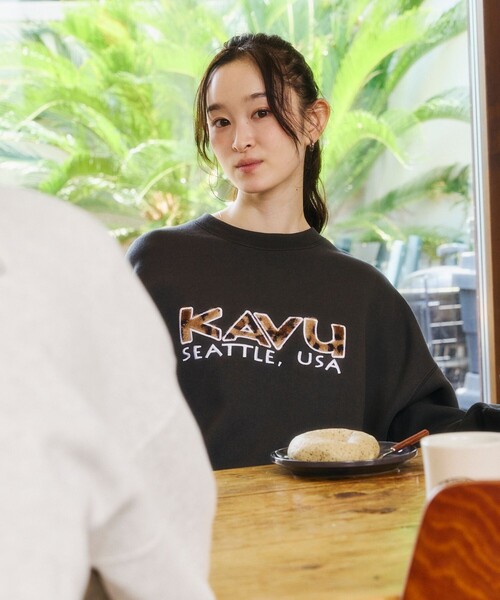 FREAK'S STORE（フリークスストア）の「KAVU/カブー 限定展開 KAVU × FREAK'S STORE / 別注 KV レオパードロゴ スウェット（スウェット・メンズ・ベージュ/アッシュグレー/スミクロ・LARGE/MEDIUM/SMALL）」の9枚目の写真