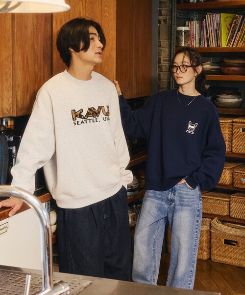FREAK'S STORE（フリークスストア）の「KAVU/カブー 限定展開 KAVU × FREAK'S STORE / 別注 KV レオパードロゴ スウェット（スウェット・メンズ・ベージュ/アッシュグレー/スミクロ・LARGE/MEDIUM/SMALL）」の10枚目の写真