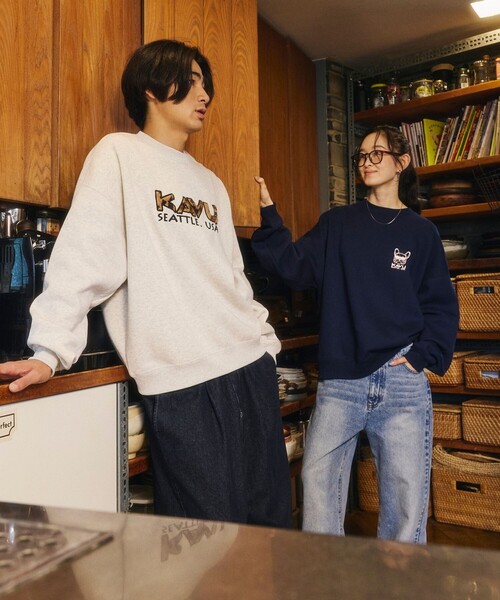 FREAK'S STORE（フリークスストア）の「KAVU/カブー 限定展開 KAVU × FREAK'S STORE / 別注 KV レオパードロゴ スウェット（スウェット・メンズ・ベージュ/アッシュグレー/スミクロ・LARGE/MEDIUM/SMALL）」の11枚目の写真