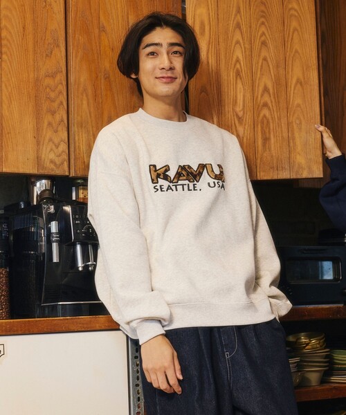 FREAK'S STORE（フリークスストア）の「KAVU/カブー 限定展開 KAVU × FREAK'S STORE / 別注 KV レオパードロゴ スウェット（スウェット・メンズ・ベージュ/アッシュグレー/スミクロ・LARGE/MEDIUM/SMALL）」の12枚目の写真