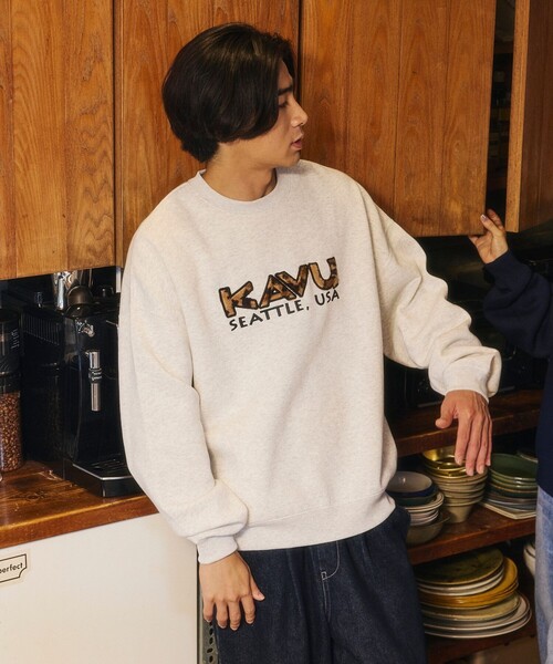 FREAK'S STORE（フリークスストア）の「KAVU/カブー 限定展開 KAVU × FREAK'S STORE / 別注 KV レオパードロゴ スウェット（スウェット・メンズ・ベージュ/アッシュグレー/スミクロ・LARGE/MEDIUM/SMALL）」の4枚目の写真