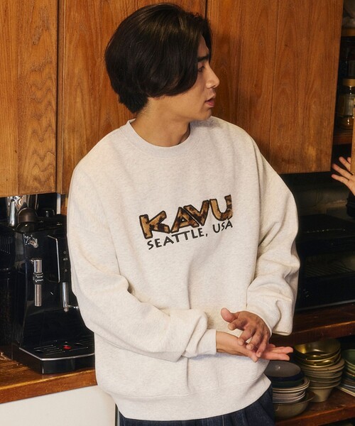 FREAK'S STORE（フリークスストア）の「KAVU/カブー 限定展開 KAVU × FREAK'S STORE / 別注 KV レオパードロゴ スウェット（スウェット・メンズ・ベージュ/アッシュグレー/スミクロ・LARGE/MEDIUM/SMALL）」の5枚目の写真