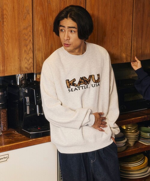 FREAK'S STORE（フリークスストア）の「KAVU/カブー 限定展開 KAVU × FREAK'S STORE / 別注 KV レオパードロゴ スウェット（スウェット・メンズ・ベージュ/アッシュグレー/スミクロ・LARGE/MEDIUM/SMALL）」の6枚目の写真