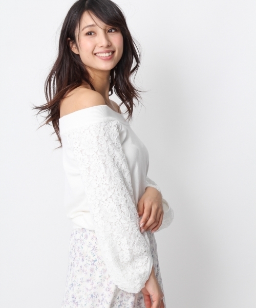 Andemiu（アンデミュウ）の「ソデレースオフショルニット748737（ニット/セーター・レディース・ホワイト/イエロー/ブルー・FREE）」の2枚目の写真