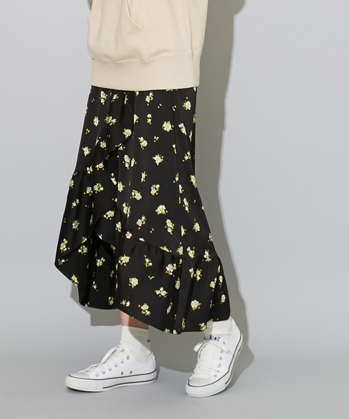 CONVERSE TOKYO（コンバーストウキョウ）の「フラワープリントラップスカート（スカート・レディース・ブラック/ベージュ・FREE）」の2枚目の写真