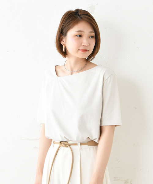 DouDou（ドゥドゥ）の「アシメネックT（Tシャツ/カットソー・レディース・オフホワイト/スミクロ/ベージュ/グレイッシュベージュ・FREE）」の4枚目の写真