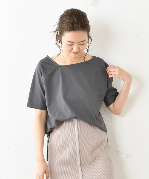 DouDou（ドゥドゥ）の「アシメネックT（Tシャツ/カットソー・レディース・オフホワイト/スミクロ/ベージュ/グレイッシュベージュ・FREE）」の3枚目の写真