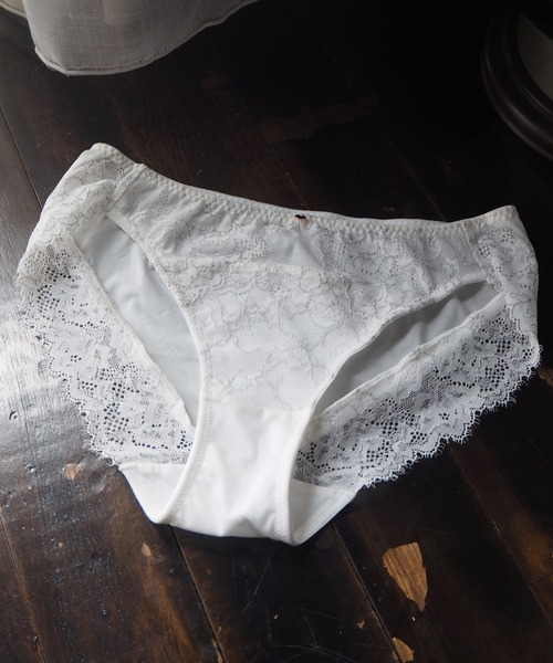 AMPHI（アンフィ）の「AMPHI/シンプル×レース　ショーツ（ショーツ・レディース・ブルー/アイボリー/テラコッタ/チャコールグレー/オレンジ/モスグリーン/コーラルピンク/ネイビー/バーガンディー/ホワイト/マスタード/ライトインディゴブルー/キャメル/ダークグリーン/クリアグリーン/ライトピンク/ライトグレー/ライトパープル/オリーブ/サックスブルー/ベージュ/ブラック/ホワイト×パープル/ミント・MEDIUM/LARGE）」の2枚目の写真