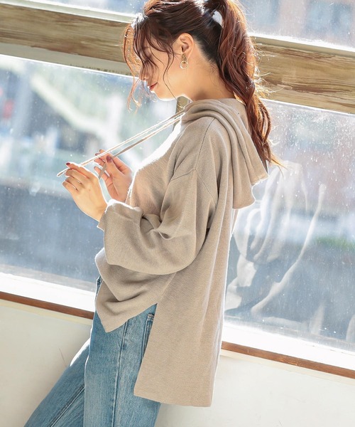 KOBE LETTUCE(コウベレタス)の「サイドスリットフーディニットトップス(ニット/セーター・レディース・アイボリー/チャコール/オレンジ/オリーブ/グレイッシュベージュ/パープル/ブラック・FREE)」の5枚目の写真