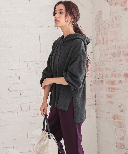 KOBE LETTUCE(コウベレタス)の「サイドスリットフーディニットトップス(ニット/セーター・レディース・アイボリー/チャコール/オレンジ/オリーブ/グレイッシュベージュ/パープル/ブラック・FREE)」の4枚目の写真