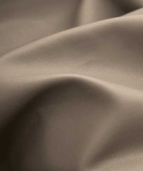 EMMA CLOTHES（エマクローズ）の「シンセティックレザー ワンタックセミワイドテーパードパンツ EMMA CLOTHES（その他パンツ・メンズ・ブラック/グレイッシュベージュ・S/M/L）」の5枚目の写真