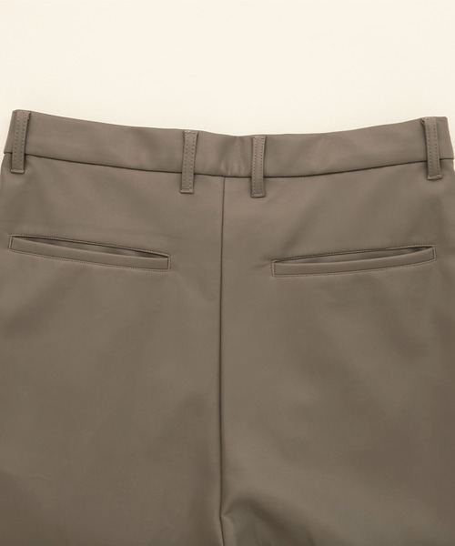EMMA CLOTHES（エマクローズ）の「シンセティックレザー ワンタックセミワイドテーパードパンツ EMMA CLOTHES（その他パンツ・メンズ・ブラック/グレイッシュベージュ・S/M/L）」の7枚目の写真