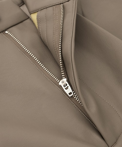 EMMA CLOTHES（エマクローズ）の「シンセティックレザー ワンタックセミワイドテーパードパンツ EMMA CLOTHES（その他パンツ・メンズ・ブラック/グレイッシュベージュ・S/M/L）」の8枚目の写真