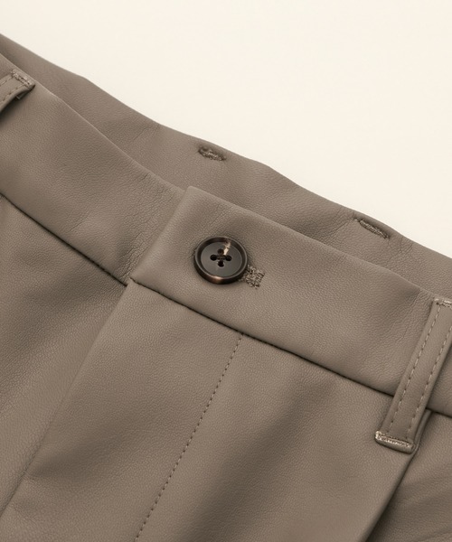 EMMA CLOTHES（エマクローズ）の「シンセティックレザー ワンタックセミワイドテーパードパンツ EMMA CLOTHES（その他パンツ・メンズ・ブラック/グレイッシュベージュ・S/M/L）」の9枚目の写真