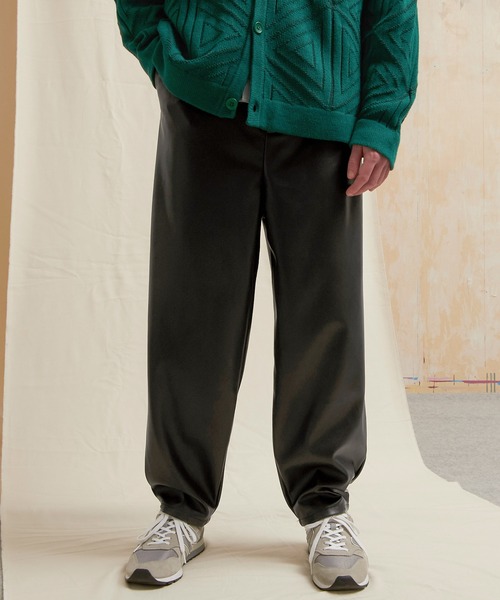 EMMA CLOTHES（エマクローズ）の「シンセティックレザー ワンタックセミワイドテーパードパンツ EMMA CLOTHES（その他パンツ・メンズ・ブラック/グレイッシュベージュ・S/M/L）」の13枚目の写真