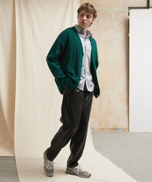 EMMA CLOTHES（エマクローズ）の「シンセティックレザー ワンタックセミワイドテーパードパンツ EMMA CLOTHES（その他パンツ・メンズ・ブラック/グレイッシュベージュ・S/M/L）」の18枚目の写真