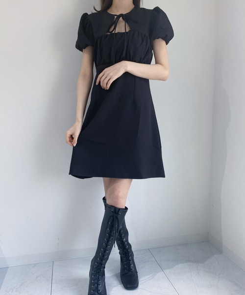 Loueme(ルエム)の「デコルテカットパフスリーブミニワンピース(ワンピース・レディース・ブラック・FREE)」の9枚目の写真