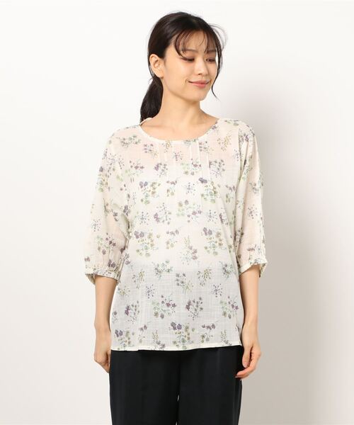 BELLUNA PLUS（ベルーナ）の「ガーゼ素材タックデザインブラウス（シャツ/ブラウス・レディース・ネイビー/オフホワイト/ブルー系その他・MEDIUM/LARGE/X-LARGE）」の4枚目の写真