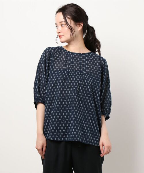 BELLUNA PLUS（ベルーナ）の「ガーゼ素材タックデザインブラウス（シャツ/ブラウス・レディース・ネイビー/オフホワイト/ブルー系その他・MEDIUM/LARGE/X-LARGE）」の7枚目の写真