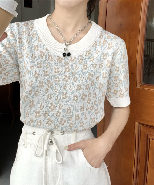 emi+（エミプラス）の「5分袖花柄リブサマーニットプルオーバー（Tシャツ/カットソー・レディース・ベージュ/ブルー/イエロー・FREE）」の2枚目の写真