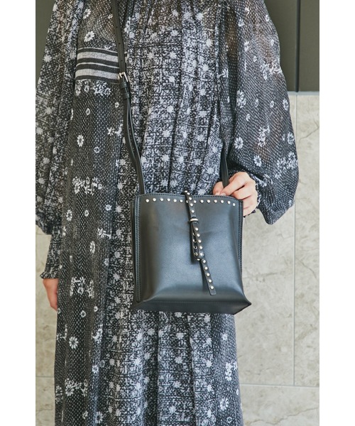 ROSE BUD(ローズバッド)の「スタッズ付ショルダーバッグ(ショルダーバッグ・レディース・ブラック/ホワイト・FREE)」の2枚目の写真