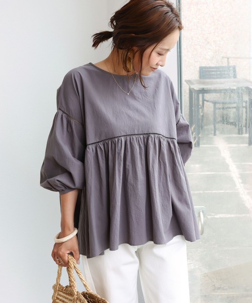 andme（アンドミー）の「コットンワッシャーボリューム袖ハシゴレースブラウス（シャツ/ブラウス・レディース・チャコールグレー/オフホワイト/ピンク系その他/グレイッシュベージュ・M）」の2枚目の写真