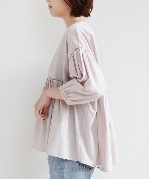 andme（アンドミー）の「コットンワッシャーボリューム袖ハシゴレースブラウス（シャツ/ブラウス・レディース・チャコールグレー/オフホワイト/ピンク系その他/グレイッシュベージュ・M）」の19枚目の写真