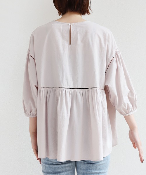 andme（アンドミー）の「コットンワッシャーボリューム袖ハシゴレースブラウス（シャツ/ブラウス・レディース・チャコールグレー/オフホワイト/ピンク系その他/グレイッシュベージュ・M）」の16枚目の写真
