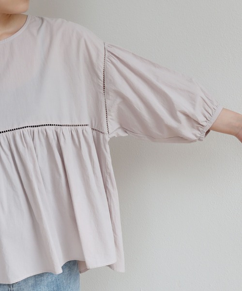 andme（アンドミー）の「コットンワッシャーボリューム袖ハシゴレースブラウス（シャツ/ブラウス・レディース・チャコールグレー/オフホワイト/ピンク系その他/グレイッシュベージュ・M）」の13枚目の写真