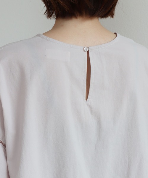 andme（アンドミー）の「コットンワッシャーボリューム袖ハシゴレースブラウス（シャツ/ブラウス・レディース・チャコールグレー/オフホワイト/ピンク系その他/グレイッシュベージュ・M）」の6枚目の写真