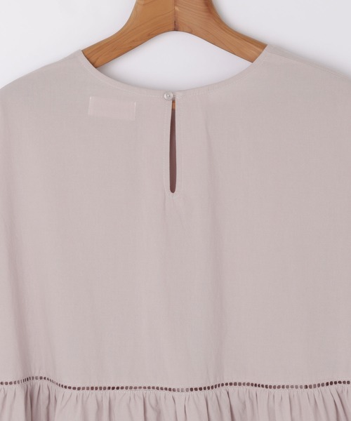 andme（アンドミー）の「コットンワッシャーボリューム袖ハシゴレースブラウス（シャツ/ブラウス・レディース・チャコールグレー/オフホワイト/ピンク系その他/グレイッシュベージュ・M）」の20枚目の写真