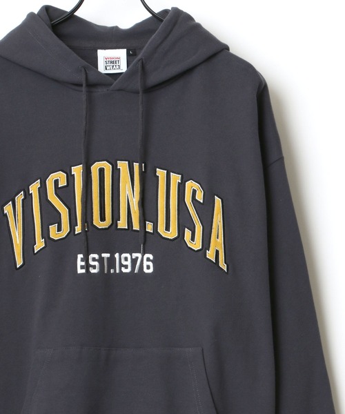 VISION STREET WEAR(ヴィジョンストリートウェア)の「VISION STREET WEAR/ヴィジョンストリートウェア ビッグシルエット ベロアワッペン カレッジ ロゴ スウェット パーカー(パーカー・メンズ・チャコールグレー/パープル/オートミール/グレー系その他・LL/M/L)」の1枚目の写真