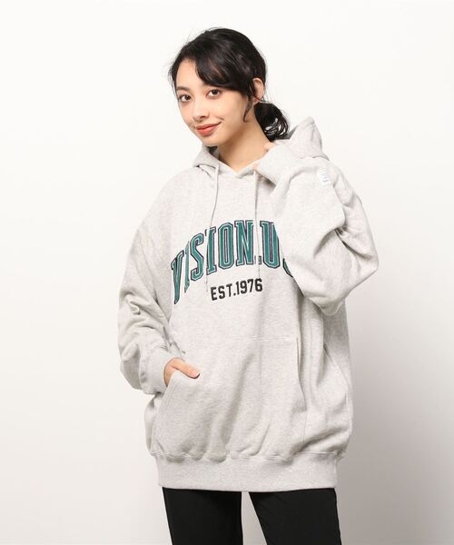 VISION STREET WEAR(ヴィジョンストリートウェア)の「VISION STREET WEAR/ヴィジョンストリートウェア ビッグシルエット ベロアワッペン カレッジ ロゴ スウェット パーカー(パーカー・メンズ・チャコールグレー/パープル/オートミール/グレー系その他・LL/M/L)」の19枚目の写真